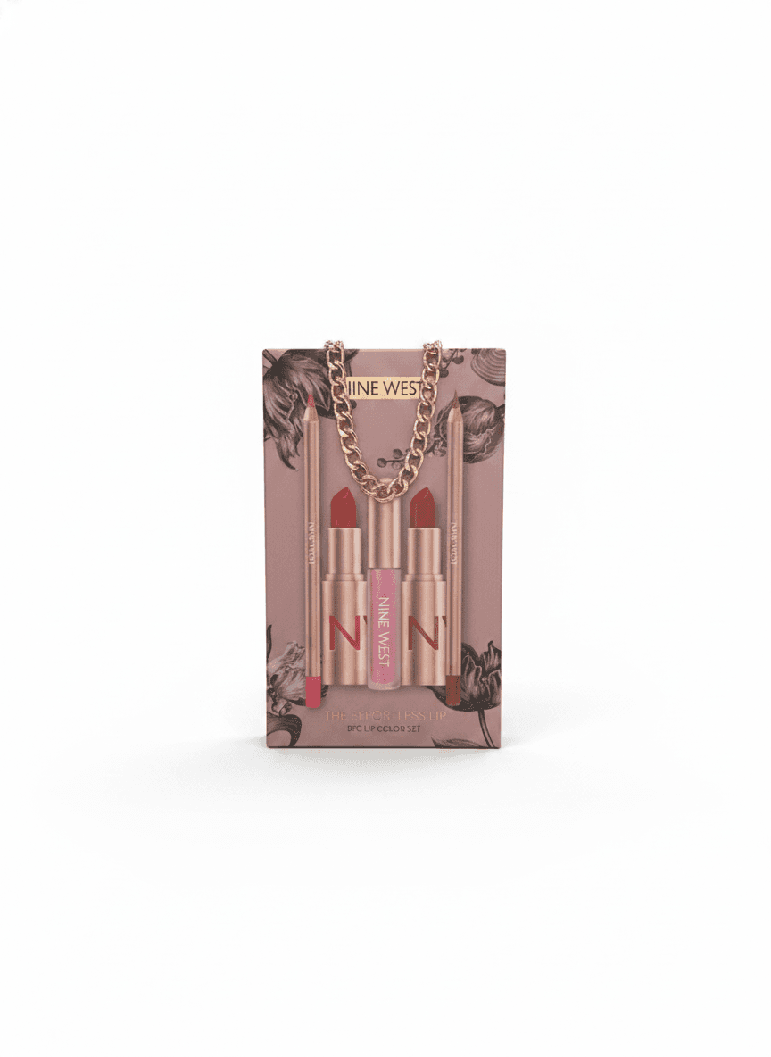 Set de labios Nine West «The Effortless Lip» en su estuche floral sobre fondo blanco de estudio — una de las primeras fotos retocadas con inteligencia artificial en EvaTeLoCompra, el 14 de abril de 2026