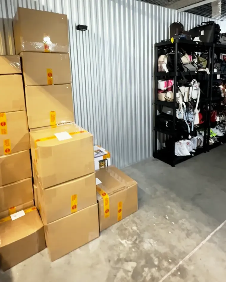 Cajas selladas y estantes con compras en la bodega de Florida