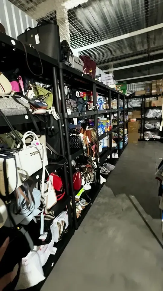 Estantes con bolsos y compras en la bodega de Florida