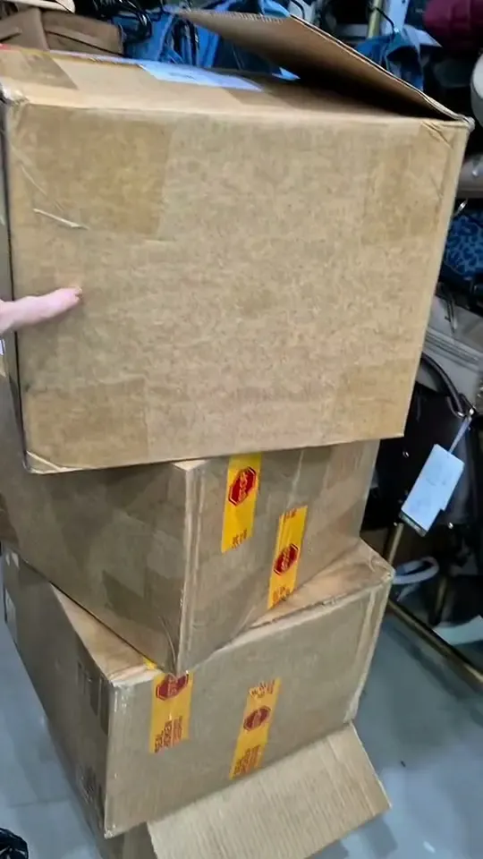 Tres cajas selladas recién recibidas