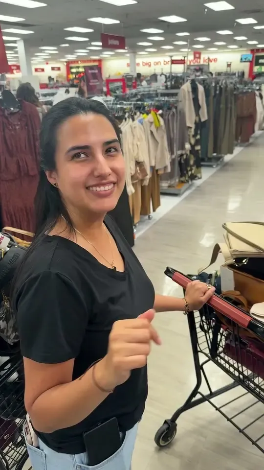 Eva sonríe junto a un carrito lleno en la tienda